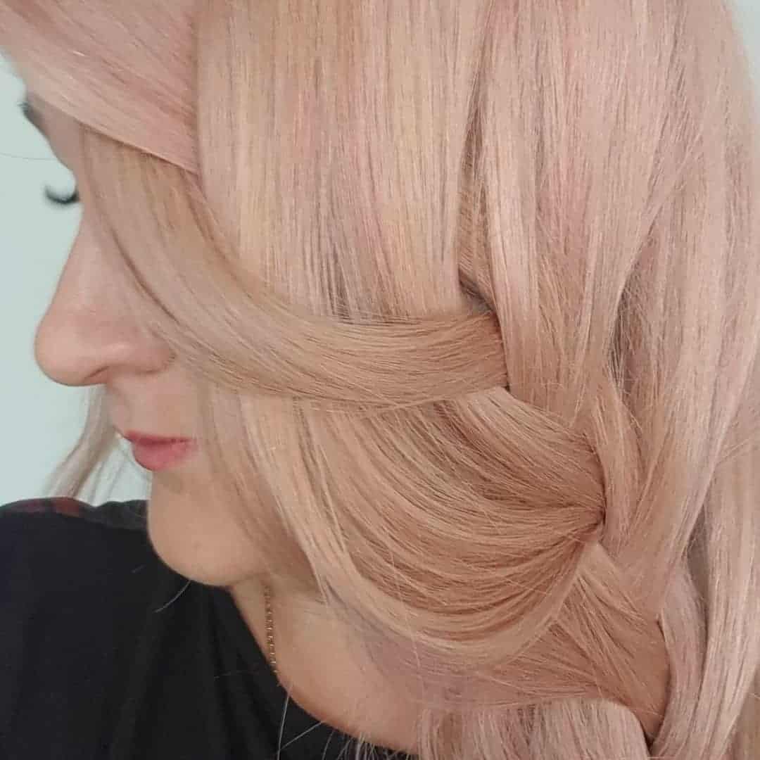 Rose Gold- obecnie najpopularniejszy trend w koloryzacji 
Dosłownie oznacza „różowe złoto”. Włosy w tym kolorze mają świetlisty odcień różu przetykany złotymi pasmami
Jak Wam się podoba?

Koloryzacja